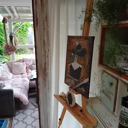 Art With Outdoor Kitchen Homestay
