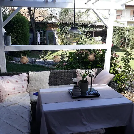 Art With Outdoor Kitchen Homestay