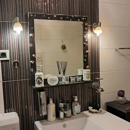 Art In Rose Nastanitev v družini